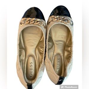 GUESS Women Fetoni Quilted Ballet Flat SZ 8 Cream Black Patent Toe Chain Accent